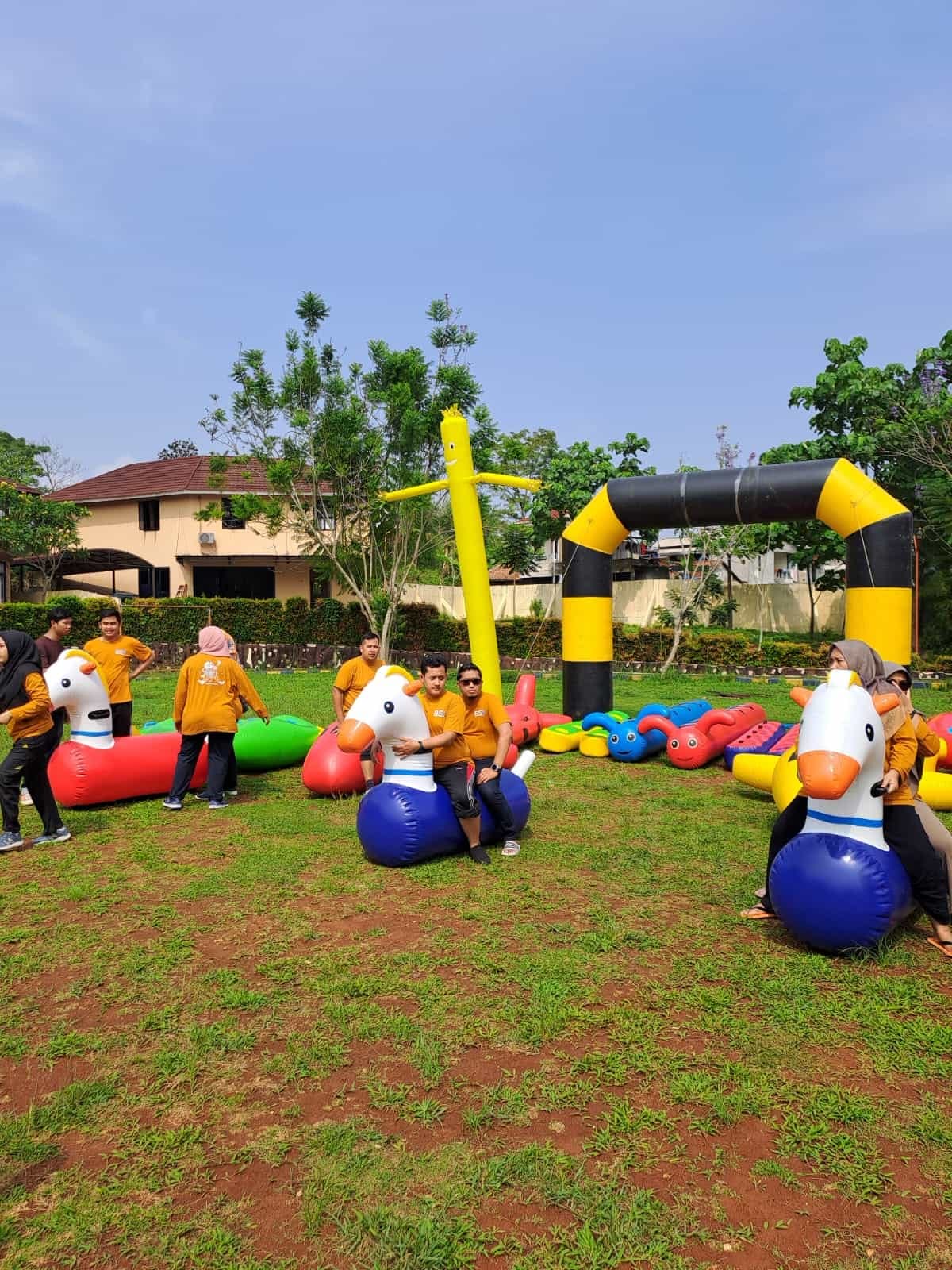 Suasana seru gathering dengan permainan tim Inflatable Games